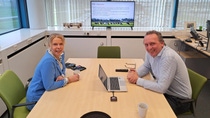 Burgemeester Avine Fokkens en site manager Sjoerd Visser aan tafel bij BASF in Heerenveen Burgemeester Avine Fokkens en site manager Sjoerd Visser aan tafel bij BASF in Heerenveen