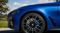 Der matte Klarlack des neuen BMW i4 M50 in Frozen Portimao Blue wurde ohne fossile Rohstoffe hergestellt und basiert auf organischen Abfällen. (Foto: BMW Group)