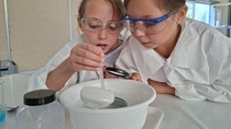 Was passiert, wenn Wasser gefriert? Die Kinder erforschten die Eiskristalle mit der Lupe.
