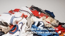 Montón de camisetas deportivas usadas de varios colores.&nbsp;