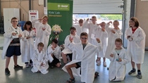Junge Forscher ganz cool: Trotz Hitze waren die Teilnehmenden am BASF Kids' Lab in Kaisten hoch motiviert.
