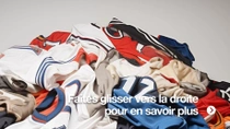 Une pile de maillots de sport usagés de différentes couleurs.&nbsp;