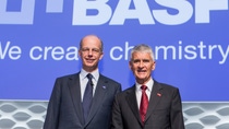 From left: Dr. Kurt Bock (Chairman of the Board of Executive Directors) and Dr. Jürgen Hambrecht (Chairman of the Supervisory Board) From left: Dr. Kurt Bock (Chairman of the Board of Executive Directors) and Dr. Jürgen Hambrecht (Chairman of the Supervisory Board)
