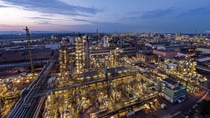 Mit 10 Quadratkilometern Werksgelände im Herzen Europas ist der Verbundstandort Ludwigshafen das größte zusammenhängende Chemieareal der Welt. Ein dichtes Netzwerk von rund 200 Produktionsanlagen bietet besonders gute Voraussetzungen für das Herstellen komplexer und hochveredelter Produkte. Als Technologieplattform und Kompetenzzentrum für die BASF Gruppe ist der Standort eine wichtige Quelle für Innovationen bei Produkten, Methoden und Verfahren.
