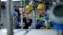 BASF hat im Rahmen ihres ChemCyclingTM-Projekts 20 Millionen € in Quantafuel investiert, ein Start-up-Unternehmen mit Sitz in Oslo, Norwegen. Quantafuel ist auf die Pyrolyse von gemischten Kunststoffabfällen und die Aufreinigung des dabei entstehenden Öls spezialisiert. BASF speist das Pyrolyseöl aus der Anlage von Quantafuel in Skive in ihren Produktionsverbund in Ludwigshafen ein und stellt daraus neue chemischen Produkte unter Anwendung eines Massenbilanzansatzes her. Diese Produkte weisen die gleiche Qualität auf wie Produkte aus fossilen Rohstoffen. BASF und Quantafuel arbeiten zudem gemeinsam daran, die Technologie von Quantafuel weiterzuentwickeln und zu optimieren. 