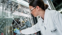 Immer mehr Elektroautos werden jedes Jahr weltweit zugelassen. Gleichzeitig sind die Rohstoffe für ihre Batterien begrenzt und deren Gewinnung ist mit negativen Umweltauswirkungen verbunden. BASF-Forscher am Standort Ludwigshafen arbeiten daher an einem neuen chemischen Verfahren, damit das in der Batterie enthaltene Lithium in hochreiner Form zurückgewonnen werden kann. Dabei werden zudem Abfälle vermieden und der CO2-Fußabdruck gegenüber bisherigen Recyclingverfahren gesenkt. Laborantin Theresa Simon prüft die Kristallisation der Lithiumsalze in einem Laborreaktor. Immer mehr Elektroautos werden jedes Jahr weltweit zugelassen. Gleichzeitig sind die Rohstoffe für ihre Batterien begrenzt und deren Gewinnung ist mit negativen Umweltauswirkungen verbunden. BASF-Forscher am Standort Ludwigshafen arbeiten daher an einem neuen chemischen Verfahren, damit das in der Batterie enthaltene Lithium in hochreiner Form zurückgewonnen werden kann. Dabei werden zudem Abfälle vermieden und der CO2-Fußabdruck gegenüber bisherigen Recyclingverfahren gesenkt. Laborantin Theresa Simon prüft die Kristallisation der Lithiumsalze in einem Laborreaktor.