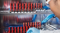 BASF forscht weltweit an innovativen Kathodenmaterialien, die die Elektromobilität weiter voranbringen. Innovationen der BASF für hochleistungsfähige Lithium-Ionen-Batterien helfen, die reale Reichweite eines Mittelklassewagens im Jahr 2025 von 300 auf 600 km zu verdoppeln und die Ladezeit von Elektroautos deutlich zu reduzieren.Ein wissenschaftlicher Mitarbeiter am Innovation Campus Schanghai, China, befüllt einen Klimaschrank mit kleinen Testbatterien. Diese werden darin über mehrere Wochen unter kontrollierten Temperaturbedingungen untersucht. Bereits kleine Testbatterien liefern sehr präzise Aussagen über die zukünftige Lebensdauer der Batterie in einem Elektroauto. BASF forscht weltweit an innovativen Kathodenmaterialien, die die Elektromobilität weiter voranbringen. Innovationen der BASF für hochleistungsfähige Lithium-Ionen-Batterien helfen, die reale Reichweite eines Mittelklassewagens im Jahr 2025 von 300 auf 600 km zu verdoppeln und die Ladezeit von Elektroautos deutlich zu reduzieren.Ein wissenschaftlicher Mitarbeiter am Innovation Campus Schanghai, China, befüllt einen Klimaschrank mit kleinen Testbatterien. Diese werden darin über mehrere Wochen unter kontrollierten Temperaturbedingungen untersucht. Bereits kleine Testbatterien liefern sehr präzise Aussagen über die zukünftige Lebensdauer der Batterie in einem Elektroauto.