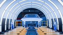 NIO ES8 – Aluminiumkarosserie mit BASF Oxsilan® Dünnschicht-Vorbehandlung, CathoGuard® 800 KTL-Beschichtung (kathodische Tauchlackierung), wasserbasiertem Füller, Wasserbasislack und einem Zweikomponentenklarlack.
Foto: BASF NIO ES8 – Aluminiumkarosserie mit BASF Oxsilan® Dünnschicht-Vorbehandlung, CathoGuard® 800 KTL-Beschichtung (kathodische Tauchlackierung), wasserbasiertem Füller, Wasserbasislack und einem Zweikomponentenklarlack.
Foto: BASF