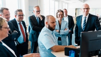 Gemeinsamer Besuch der Einsatz- und Lagezentrale am Standort.
Foto: BASF - Andreas Henn Gemeinsamer Besuch der Einsatz- und Lagezentrale am Standort.
Foto: BASF - Andreas Henn