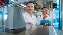 Im Application Technology Center in Heidelberg testet BASF neue Pulver, Harze, Filamente und Granulate für 3D-Druckverfahren und entwickelt Lösungen für die industrielle Additive Fertigung. Alexander Gengel, Anwendungstechniker 3D-Druck und Fernanda Kraft, Anwendungstechnikerin 3D-Druck, bei der Sichtprüfung eines gedruckten Funktionsmusters eines Werkzeugeinsatzes. Im Application Technology Center in Heidelberg testet BASF neue Pulver, Harze, Filamente und Granulate für 3D-Druckverfahren und entwickelt Lösungen für die industrielle Additive Fertigung. Alexander Gengel, Anwendungstechniker 3D-Druck und Fernanda Kraft, Anwendungstechnikerin 3D-Druck, bei der Sichtprüfung eines gedruckten Funktionsmusters eines Werkzeugeinsatzes.
