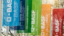 Vlaggen in verschillende kleuren met BASF-logo Vlaggen in verschillende kleuren met BASF-logo