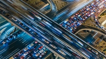 Eine Vogelperspeckive einer Autobahn in der Nacht Eine Vogelperspeckive einer Autobahn in der Nacht