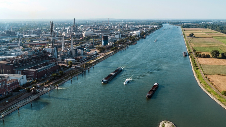 Das Herz der BASF-Gruppe ist die BASF SE mit ihrem Stammwerk in Ludwigshafen am Rhein. Mit etwa 250 Produktionsbetrieben, vielen hundert Laboren, Technika, Werkstätten und Büros auf einer Fläche von rund zehn Quadratkilometern, ist es der größte zusammenhängende Chemiekomplex der Welt.
Das Stammwerk der BASF ist auch die Wiege des Verbundkonzepts: Produktionsanlagen, Energieflüsse und Logistik werden intelligent miteinander vernetzt, um Ressourcen so effizient wie möglich zu nutzen.
Abdruck honorarfrei. Copyright by BASF.

BASF SE with its main site in Ludwigshafen is the heart of the BASF Group. With around 250 productions facilities, hundreds of laboratories, technical centers, factories and offices in an area of approximately ten square kilometers, the site is the largest integrated chemical complex in the world.
As the headquarters of BASF it is also the cradle of the Verbund concept, where production facilities, energy flows and logistics are linked together intelligently in order to utilize resources as efficiently as possible.
Print free of charge. Copyright by BASF.