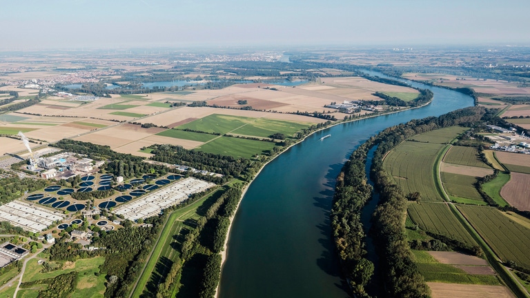 Die BASF Kläranlage am Verbundstandort Ludwigshafen ist eine der größten Anlagen ihrer Art weltweit. Sie wurde im Dezember 1974 in Betrieb genommen und seither kontinuierlich verbessert sowie auf den neuesten technischen Stand gebracht.In der Anlage werden jährlich fast 100 Millionen Kubikmeter Produktionsabwässer der BASF geklärt. Der Betrieb reinigt außerdem noch 20 Millionen Kubikmeter Abwässer aus den Städten Ludwigshafen und Frankenthal sowie aus der Gemeinde Bobenheim-Roxheim. Insgesamt besitzt die Kläranlage eine Kapazität, die für die Abwassermenge von circa drei Millionen Menschen ausreichen würde. Die BASF Kläranlage am Verbundstandort Ludwigshafen ist eine der größten Anlagen ihrer Art weltweit. Sie wurde im Dezember 1974 in Betrieb genommen und seither kontinuierlich verbessert sowie auf den neuesten technischen Stand gebracht.In der Anlage werden jährlich fast 100 Millionen Kubikmeter Produktionsabwässer der BASF geklärt. Der Betrieb reinigt außerdem noch 20 Millionen Kubikmeter Abwässer aus den Städten Ludwigshafen und Frankenthal sowie aus der Gemeinde Bobenheim-Roxheim. Insgesamt besitzt die Kläranlage eine Kapazität, die für die Abwassermenge von circa drei Millionen Menschen ausreichen würde.