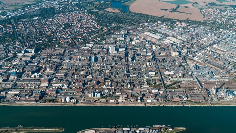 Das Herz der BASF-Gruppe ist die BASF SE mit ihrem Stammwerk in Ludwigshafen am Rhein. Mit etwa 250 Produktionsbetrieben, vielen hundert Laboren, Technika, WerkstÃ¤tten und BÃ¼ros auf einer FlÃ¤che von rund zehn Quadratkilometern, ist es der grÃ¶Ã te zusammenhÃ¤ngende Chemiekomplex der Welt.Das Stammwerk der BASF ist auch die Wiege des Verbundkonzepts: Produktionsanlagen, EnergieflÃ¼sse und Logistik werden intelligent miteinander vernetzt, um Ressourcen so effizient wie mÃ¶glich zu nutzen.Abdruck honorarfrei. Copyright by BASF.Das Herz der BASF-Gruppe ist die BASF SE mit ihrem Stammwerk in Ludwigshafen am Rhein. Mit etwa 250 Produktionsbetrieben, vielen hundert Laboren, Technika, Werkstätten und Büros auf einer Fläche von rund zehn Quadratkilometern, ist es der größte zusammenhängende Chemiekomplex der Welt.Das Stammwerk der BASF ist auch die Wiege des Verbundkonzepts: Produktionsanlagen, Energieflüsse und Logistik werden intelligent miteinander vernetzt, um Ressourcen so effizient wie möglich zu nutzen.