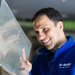 Dr. Sebastian Hartwig in einer blauen BASF-Jacke lächelt, während er ein Stück Sharkskin-Folie analysiert. Dr. Sebastian Hartwig in einer blauen BASF-Jacke lächelt, während er ein Stück Sharkskin-Folie analysiert.