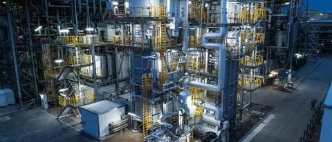 Steamcracker sind die Motoren im Herzen der chemischen Industrie. Gasbetriebene Hochtemperaturöfen sind für die Basischemie unverzichtbar. Allerdings ist der Prozess energieintensiv und emittiert erhebliche Mengen an CO2. Um sowohl beim Klimawandel als auch bei der Energietransformation voranzugehen, haben BASF, SABIC und Linde im April 2024 die weltweit erste Demonstrationsanlage für großtechnisch, elektrisch beheizte Steamcracker-Öfen (eFurnace) eingeweiht. Unser Ziel in diesem Projekt: Durch die Nutzung von Strom aus erneuerbaren Quellen die CO2-Emissionen eines der energieintensivsten Produktionsprozesse in der chemischen Industrie, um mindestens 90 % im Vergleich zu heute eingesetzten Technologien zu reduzieren.  In der eFurnace Demonstrationsanlage werden zwei Heizkonzepte parallel getestet: Bei der direkten Beheizung wird elektrischer Strom direkt an die Rohre im Reaktor angelegt; die indirekte Beheizung nutzt die Strahlungswärme von Heizelementen, die um die Rohre angeordnet sind. Der Prototyp ist vollständig in die Steamcracker am BASF-Standort in Ludwigshafen integriert und damit in diesem Maßstab weltweit einmalig.Abdruck honorarfrei. Copyright by BASF.Steam crackers are the engines at the heart of the chemical industry. The high-temperature, gas-powered furnaces are essential for basic chemical production, but the process is energy-intensive and emits significant amounts of CO2. To address the climate and energy challenge, BASF, SABIC and Linde have inaugurated the world’s first demonstration plant for large-scale, electrically heated steam cracking furnaces in April 2024. Our goal for this project: Using renewable energy in this process and with that reducing CO2 emissions of one of the most energy-intensive production processes in the chemical industry by at least 90% compared to technologies commonly used today. In the eFurnace demonstration plant, two heating concepts are being tested in parallel: direct heating, where the electric cur