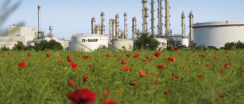 Im Hintergrund sind die Kolonnen der Aromaten-Anlage im Werksteil Friesenheimer Insel des BASF Verbundstandorts Ludwigshafen zu sehen. Bis zu 300.000 Tonnen Benzol kann diese Anlage dem Verbund im Jahr zur Verfügung stellen. Damit ist sie eine zentrale Verbundanlage, die direkt mit den beiden Steamcrackern verbunden ist. In den Crackern entstehen eine Reihe wichtiger chemischer Grundprodukte, darunter vor allem Ethylen und Propylen. 

The towers of the aromatics plant on Friesenheim Island, a part of BASF’s Ludwigshafen Verbund site, are visible in the background. This facility can supply the Verbund with up to 300,000 metric tons of benzene per year. It is one of the central Verbund plants that are directly linked to both steam crackers. The steam crackers produce a number of important basic chemical products, including in particular ethylene and propylene. 