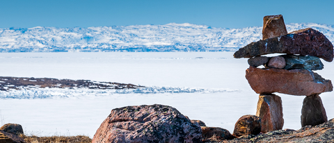 Inuit Inuksuk dans un paysage enneigé Inuit Inuksuk dans un paysage enneigé