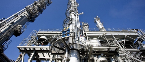 Eine Fläche von rund 64.000 Quadratmetern - das entspricht 13 Fußballfeldern - umfasst der Steamcracker II, die größte einzelne Anlage am Standort Ludwigs­hafen der BASF. Der Cracker ist auch das "Herzstück" der Verbundproduktion. Seit 1981 ist dieser Gigant in Betrieb und spaltet unter Zusatz von Wasserdampf bei etwa 850 Grad Celsius Rohbenzin auf. Dabei entstehen im wesentlichen Ethylen und Propylen, beides unverzichtbare Grundstoffe für die Herstellung vieler Produkte in Ludwigshafen. Abdruck honorarfrei. Copyright by BASF.  Steam cracker II, the largest individual plant at BASF's Ludwigshafen site, covers a surface area of about 64,000 square meters, which is about the size of 13 soccer fields. The steam cracker is also the heart of BASF's Verbund production strategy. This giant plant has been operating since 1981 and uses steam to crack naphtha at about 850°C [1,562°F]. This process leads primarily to ethylene and propylene, both indispensable feedstocks for manufacturing numerous products in Ludwigshafen.Print free of charge. Copyright by BASF.  