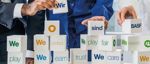 Individus tenant une pancarte affichant le mot "nous". Individus tenant une pancarte affichant le mot "nous".