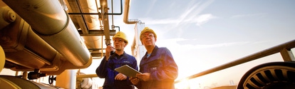 Luigi Marano und Enrico Gundermann, beide Chemikanten, geben per Funkgerät der Messwarte Betriebsparameter von den Kontrollpunkten an der Wasserstoffanlage durch. Diese Werte werden in der Messwarte abgeglichen und protokolliert. 

Chemical technicians Luigi Marano and Enrico Gundermann use a two-way radio to transmit the operating parameters from the checkpoints in the hydrogen plant to the control station, where the figures are compared and recorded. 