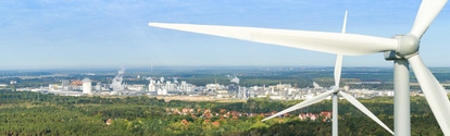 In unmittelbarer Nähe des Produktionsstandorts der BASF Schwarzheide GmbH produzieren Windkraftanlagen des Windparks Brieske Strom aus erneuerbarer Energie.