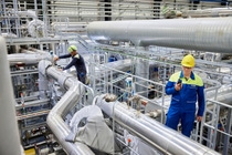 In BASF’s ChemCycling™ project, plastic waste is transformed into pyrolysis oil using a thermochemical process. The oil can be fed in the BASF Verbund, replacing fossil resources. Using a mass balance approach, new products are manufactured with it. These have the same properties as products from fossil raw materials. BASF works together with partners such as Quantafuel, a startup headquartered in Oslo, Norway. Quantafuel is specialized in the pyrolysis of mixed plastic waste and the integrated purification of the resulting oil. Dr. Michael Bachtler (right), who is working on BASF’s ChemCycling™ project, and Rasmus Kærsgaard (left), Plant Director at Quantafuel in Quantafuel’s pyrolysis and purification plant in Skive, Denmark. 