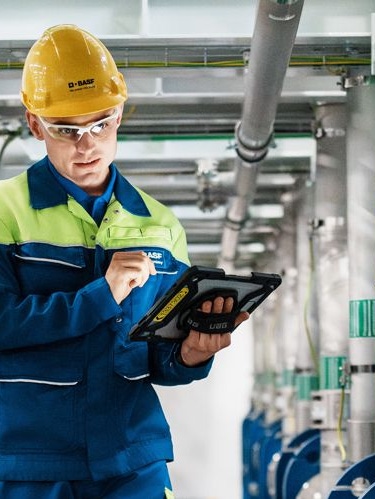 Plant tour through the new electrolysis plant. Photo: BASF SE