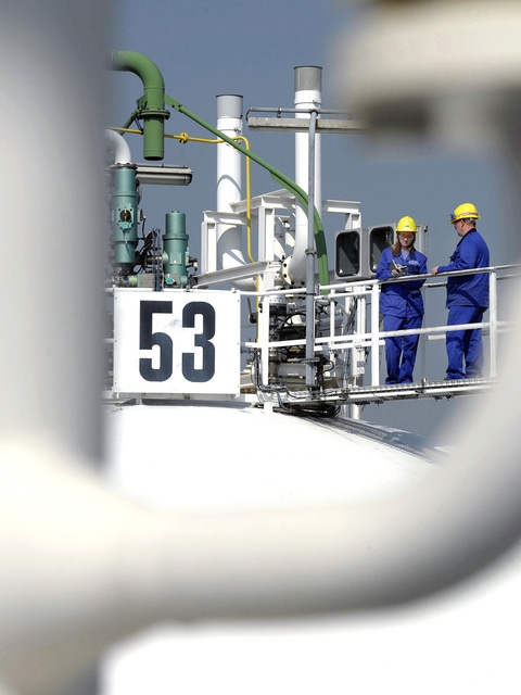 Chemikantin Nina Häublein und Sicherheitsmeister Hartmut Monnheimer begehen einen Kugeltank. Im zentralen Tanklager der BASF in Ludwigshafen sorgen 68 Tankbehälter für ein sicheres und effizientes Lagern flüssiger Produktionsstoffe wie zum Beispiel Methanol und Naphtha. Insgesamt werden dort 212.000 m³ Flüssigkeiten und fast 40.000 m³ unter Druck verflüssigte Gase gespeichert.