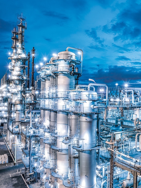 The new acetylene plant, which replaces the almost 60-year-old previous plant at the Ludwigshafen Verbund site, has an annual capacity of 90,000 metric tons. Around 20 plants at the Ludwigshafen site use acetylene as a chemical building block and starting material for manufacturing many everyday products, including pharmaceuticals, plastics, solvents, electronic chemicals and highly elastic textile fibers. BASF customers use these products in the automotive, pharma, construction, consumer goods and textile industries. The integration of the plant into BASF's Verbund system offers advantages such as efficient use of resources, excellent production synergies and short supply routes. In this way, BASF is further enhancing the long-term competitiveness of the Ludwigshafen site.