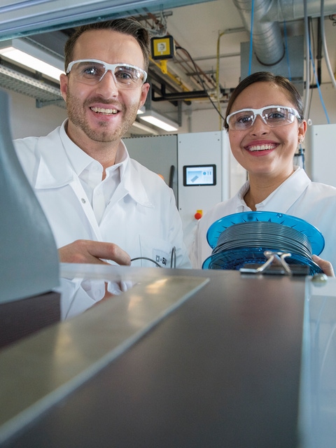 Im Application Technology Center in Heidelberg testet BASF neue Pulver, Harze, Filamente und Granulate für 3D-Druckverfahren und entwickelt Lösungen für die industrielle Additive Fertigung. Alexander Gengel, Anwendungstechniker 3D-Druck und Fernanda Kraft, Anwendungstechnikerin 3D-Druck, bei der Sichtprüfung eines gedruckten Funktionsmusters eines Werkzeugeinsatzes.