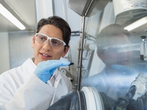 BASF forscht weltweit an innovativen Kathodenmaterialien, die die Elektromobilität weiter voranbringen. Neben Kathodenmaterialien für Lithium-Ionen-Batterien arbeitet BASF an Komponenten für Batterien der nächsten Generation, beispielsweise Festkörperbatterien.Chemiker Dr. Manuel Mendez bespricht mit einer Kollegin wie die Batteriezellen mit Festelektrolyt befüllt werden sollen. Da alle Materialien empfindlich gegenüber Feuchtigkeit sind, findet dieser Arbeitsschritt in einer Glovebox unter Luftausschluss statt.