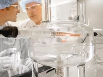 Um die hohen Qualitäts- und Sicherheitsstandards der BASF zu gewährleisten, besprechen Stefan Heidrich (links) und Alexander Honacker (rechts), beide Chemielaboranten, die weitere Vorgehensweise.Die Wahl des richtigen Verfahrens ist äußerst wichtig und setzt sauberes und gewissenhaftes Arbeiten voraus. Insbesondere bei der Probenvorbereitung ist ein vorsichtiger und schonender Umgang mit den Chemikalien erforderlich, um die hohen Qualitätsanforderungen der Kunden zu erfüllen.