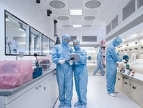 BASF Chemielaboranten begutachten die Oberflächenstruktur eines Siliziumwafers. Im Reinraumlabor führen die BASF-Experten Anwendungstests in den Bereichen Chemie und Oberflächenbearbeitung von Halbleitern durch. Als einer der Marktführer in Asien und Europa verfügt BASF über ein großes Know-how im Bereitstellen von Prozesschemikalien und Lösungen für die Halbleiterindustrie.
