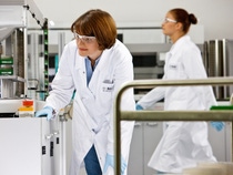 Labormitarbeiterin Silke Rust überwacht das Erstellen von Wirkstofflösungen in kleinen Röhrchen. In diesem Labor werden die Wirkstoffe auf Mikrotiterplatten konfektioniert und für verschiedene Screening-Systeme bereitgestellt. Das Ziel von BASF ist es durch ein automatisiertes Verfahren vom Wirkstoff zum innovativen Pflanzenschutzmittel zu gelangen.