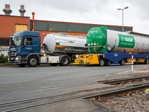 Tankcontainer mit BASF-Logo wird auf einem Schwerlastfahrzeug an einem Industriestandort transportiert.
