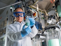 BASF forscht weltweit an innovativen Kathodenmaterialien für hochleistungsfähige Lithium-Ionen-Batterien, die die Elektromobilität weiter voranbringen. Die Kathodenmaterialien bestehen in der Regel aus gemischten Metalloxiden. Im ersten Syntheseschritt werden hierfür verschiedene Metallsalze mithilfe von Natronlauge gefällt. Physiktechniker Jörg Mai begutachtet eine Probe, die er kurz vorher aus dem vollautomatisierten Probensammler entnommen hat. Mithilfe analytischer Verfahren kann er die Teilchengrößenverteilung der Probe bestimmen, die die Eigenschaften des Endprodukts wesentlich beeinflussen.