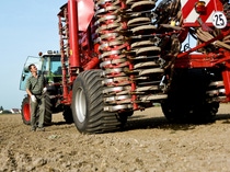 Dirk Wendel, Betriebsleiter Gutsbetrieb Rehhütte, kontrolliert die am Traktor angehängte Sämaschine vor der Aussaat. Der ca. 480 ha große BASF Gutsbetrieb wird als realer landwirtschaftlicher Betrieb bewirtschaftet. Die dabei gewonnenen Erfahrungen werden in vielfältiger Weise genutzt, um Landwirten nachhaltige Lösungen anbieten zu können.