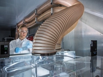 BASF forscht weltweit an innovativen Kathodenmaterialien, die die Elektromobilität weiter voranbringen. Innovationen der BASF für hochleistungsfähige Lithium-Ionen-Batterien helfen, bis zum Jahr 2025 die reale Reichweite eines Mittelklassewagens von 300 auf 600 km zu verdoppeln und die Ladezeit von Elektroautos deutlich zu reduzieren. Chemikerin Dr. Daniela Pfister begutachtet eine Pouch-Zelle, die Kathodenmaterial von BASF enthält. In einem Elektrofahrzeug mit einer Lithium-Ionen-Batterie sind mehrere hundert solcher Zellen verbaut.
