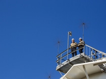 Ricky Bolyard (links) und Samantha Briggs (rechts), beide Prozesstechniker, besprechen ihre Arbeit auf dem Regenwassertank in Port Arthur, Texas. Das gesammelte Regenwasser des Tanks wird aufbereitet und gereinigt bevor es in der Produktion genutzt wird.