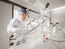 Das Kompetenzzentrum Analytik der BASF betreibt mehrere Reinräume, um die hohe Qualität der BASF Chemikalien für die Halbleiterindustrie zu gewährleisten. Bevor Proben auf ihre Reinheit analysiert werden, sind sie auf unterschiedliche Weise vorzubereiten. Eine Möglichkeit ist das Eindampfen oder das Entfernen von störenden Bestandteilen in der Probe.Chemielaborant Stefan Heidrich bereitet einige Proben in einer dafür speziell angefertigten Apparatur vor.