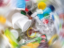 Kreislaufwirtschaft bedeutet die Entkopplung von Wachstum und Ressourcenverbrauch. Das Bild repräsentiert die Verschiedenartigkeit von Kunststoffmüll eines durchschnittlichen Haushaltes. Es geht darum, ein neues Verständnis von Kunststoffabfall als Ressource zu etablieren und Forschung zu Recyclingmöglichkeiten als Chance zu sehen. BASF trägt dazu bei, die Kreisläufe zu schließen und zu erweitern, indem wir Kreislauflösungen für verschiedene Materialien entwickeln und umsetzen, unseren Betrieb weiter optimieren und ressourceneffiziente Produkte und Dienstleistungen anbieten, die die zirkulären Ziele unserer Kunden unterstützen.
Foto: BASF