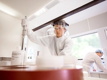 Das Kompetenzzentrum Analytik der BASF betreibt mehrere Reinräume, um die hohe Qualität der Chemikalien für die Halbleiterindustrie zu gewährleisten. Chemielaborantin Melanie Bauer (vorne) wiegt einige Proben zum Probenvorbereiten ein. Hierfür sind einige Sicherheitsmaßnahmen erforderlich wie zum Beispiel das Tragen eines Gesichtsschutzschilds, da es sich bei den Stoffen um aggressive Chemikalien handelt. Chemielaborant Stefan Heidrich (hinten) überprüft bereits vorhandene Analysenergebnisse.