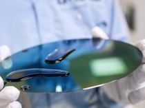 Die Labormitarbeiter testen die Benetzungseigenschaften eines Siliziumwafers, nach der Bearbeitung mit Planapur®, einem Poliermittel, das Nanopartikel enthält. Mit ihm werden Wafer bei ihrer Herstellung mehrfach glatt geschliffen. Damit ihre Oberfläche dabei keine Kratzer bekommt, müssen die Schleifpartikel extrem fein und klein sein. Als einer der Marktführer in Asien und Europa verfügt BASF über ein großes Know-how im Bereitstellen von Prozesschemikalien und Lösungen für die Halbleiterindustrie.