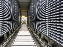 Mehr als eine Million chemische Verbindungen, die bisher für Pflanzenschutzmittel in der BASF eingesetzt wurden, bewahrt BASF im Agrarzentrum Limburgerhof auf. Diese werden auf Anfrage für Analysen und Versuche weltweit in Labors der BASF verschickt.