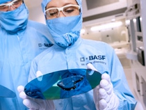 Die Labormitarbeiter testen die Benetzungseigenschaften eines Siliziumwafers, nach der Bearbeitung mit Planapur®, einem Poliermittel, das Nanopartikel enthält. Mit ihm werden Wafer bei ihrer Herstellung mehrfach glatt geschliffen. Damit ihre Oberfläche dabei keine Kratzer bekommt, müssen die Schleifpartikel extrem fein und klein sein. Als einer der Marktführer in Asien und Europa verfügt BASF über ein großes Know-how im Bereitstellen von Prozesschemikalien und Lösungen für die Halbleiterindustrie.