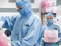 BASF Chemielaboranten begutachten die Oberflächenstruktur eines Siliziumwafers. Im Reinraumlabor führen die BASF-Experten Anwendungstests in den Bereichen Chemie und Oberflächenbearbeitung von Halbleitern durch. Als einer der Marktführer in Asien und Europa verfügt BASF über ein großes Know-how im Bereitstellen von Prozesschemikalien und Lösungen für die Halbleiterindustrie.