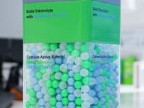 Oppanol N PLUS debütiert auf der Battery Show Europe in Stuttgart, Deutschland. Ein Bindemittel, das auf BASFs bewährter Polyisobuten-(PIB)-Technologie basiert, spielt Oppanol N PLUS eine zentrale Rolle in der Kathode, Anode oder Elektrolyt, indem es die einzelnen Komponenten zuverlässig zusammenhält und sie effektiv voneinander getrennt hält.
Foto: BASF