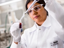 Neha Bajpayee, Chemikerin, untersucht aktuelle Forschungsproben zu Farbstoffzwischenprodukten. Die Forscher im Organic Synthetic Labor in Mumbai, Indien, arbeiten an agricultural solutions, Lösungen für die Energie- und Lederindustrie, Spezialchemikalien und synthetisieren Zwischenprodukte für industrielle Anwendungen.